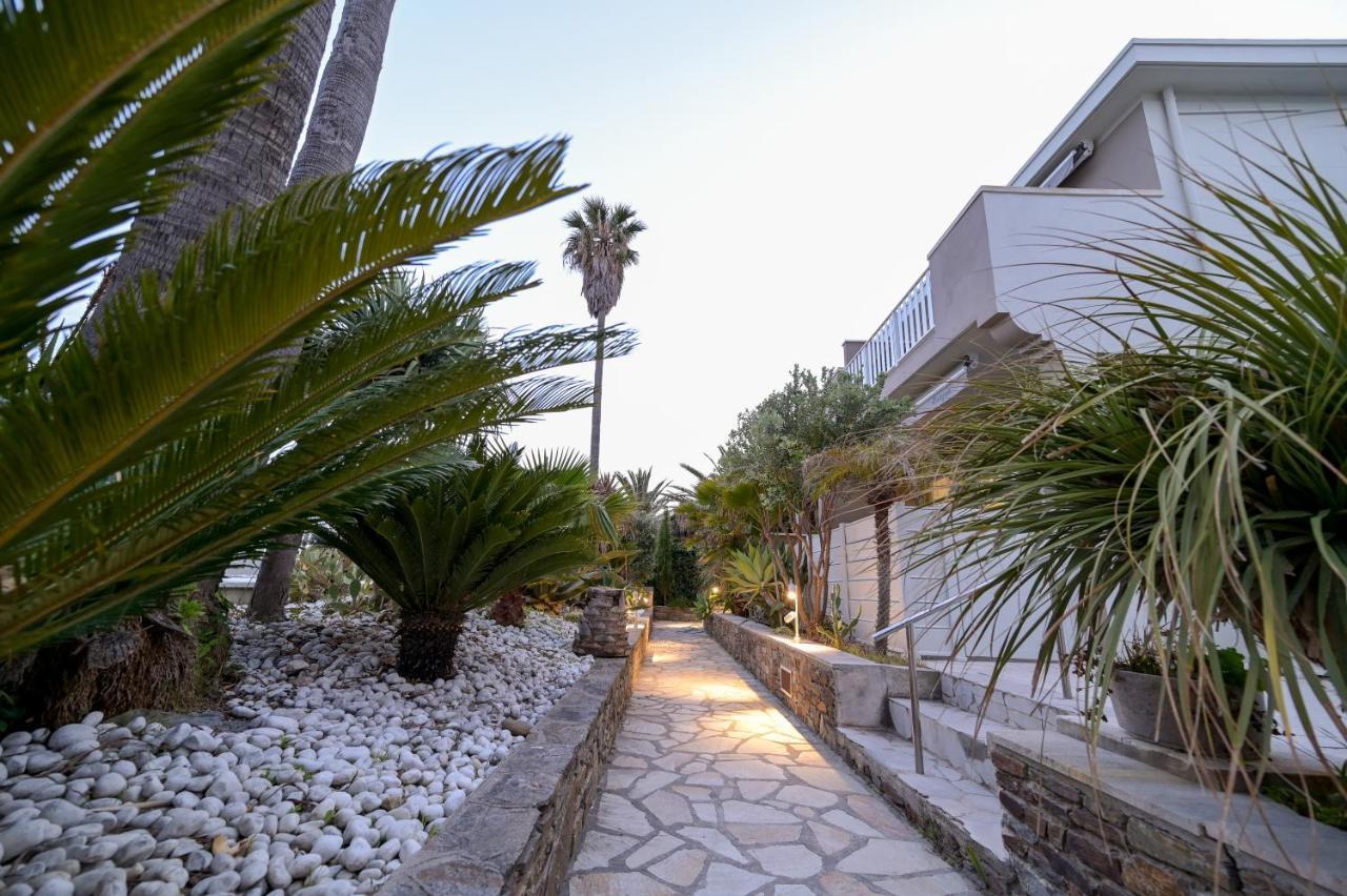 Residence La Menado キャバレール・シュル・メール エクステリア 写真
