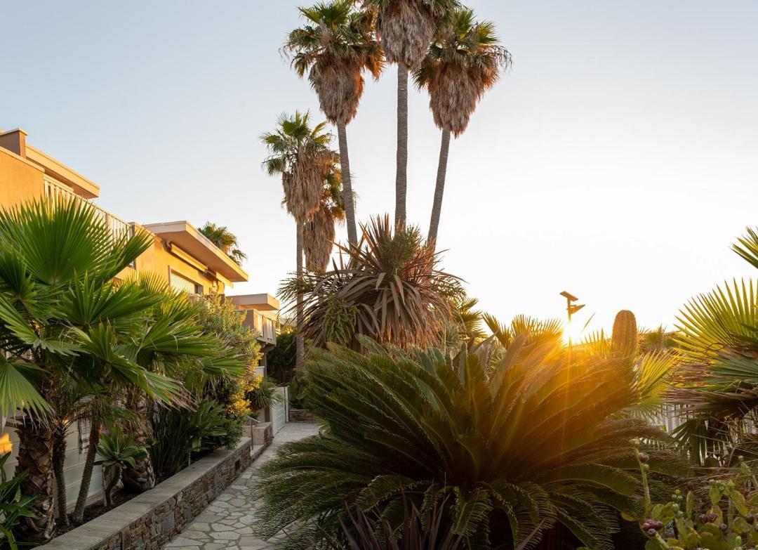 Residence La Menado キャバレール・シュル・メール エクステリア 写真